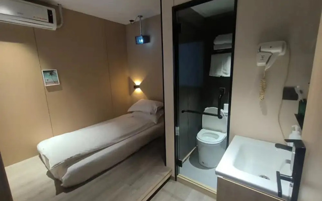 Captain No. 5 Youth Hotel