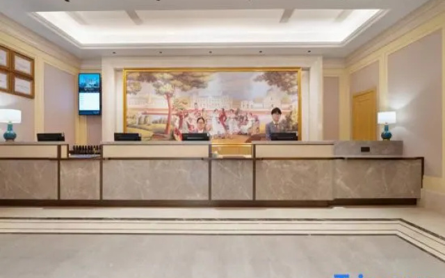 Vienna Hotel ( Haiyan Baolong Business Center Branch)