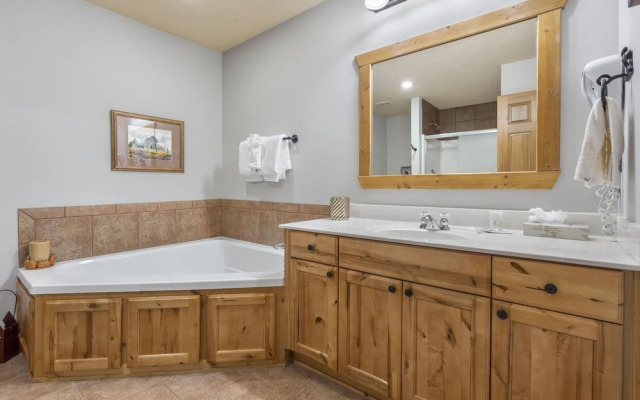 Grey Moose Lodge w/ Amenities Access!
