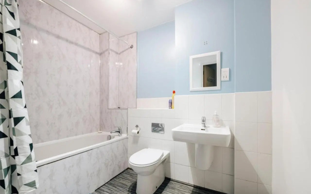 Lloyd St Apartment
