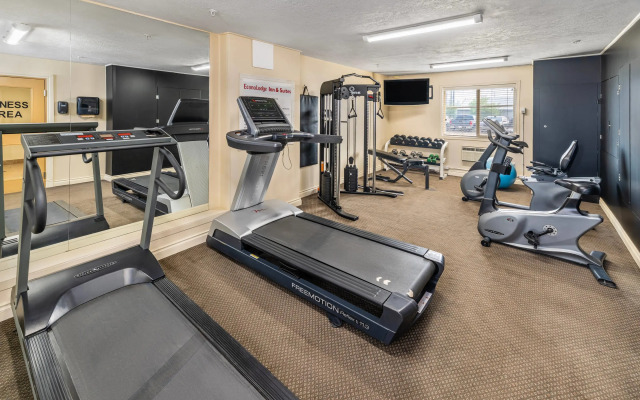 Econo Lodge Inn & Suites