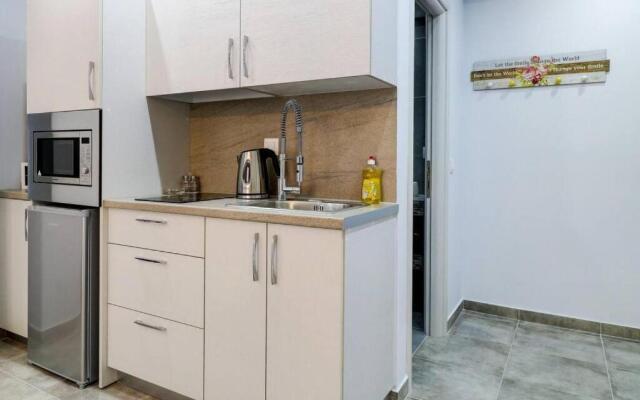 Purple- Lux Studio 2 From Metro Petralona