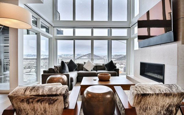 Ski-in/ski-out Elegant 5br/6ba 5 Bedroom Townhouse by Redawning