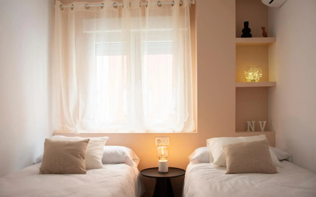 Duerme junto a la Plaza de Toros de Granada.