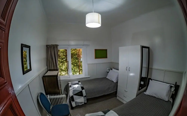 The Red Monkey Travellers' Lodge - Hostel