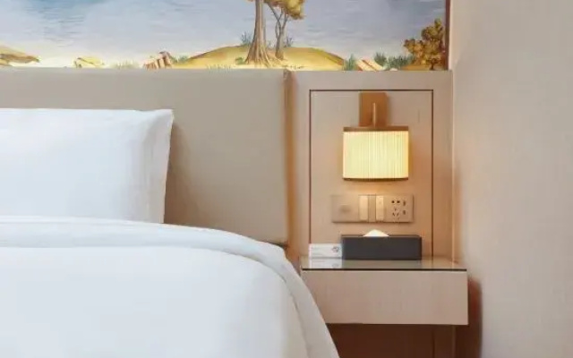 Vienna Hotel (Changsha Yuelu Mountain Orange Island West Lake Park Branch)