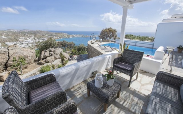 Mykonos Psarrou villa for 18 persons by VillaRentalsgr