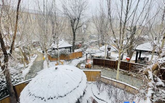 Manpu Tianmu Yangyan Hot Spring Hotel (Zhenbeibao Western Studios See Helan Performing Arts Town)