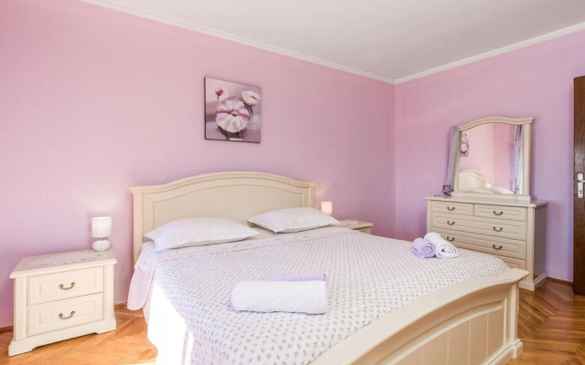 Stunning Home in Ika With 4 Bedrooms and Wifi