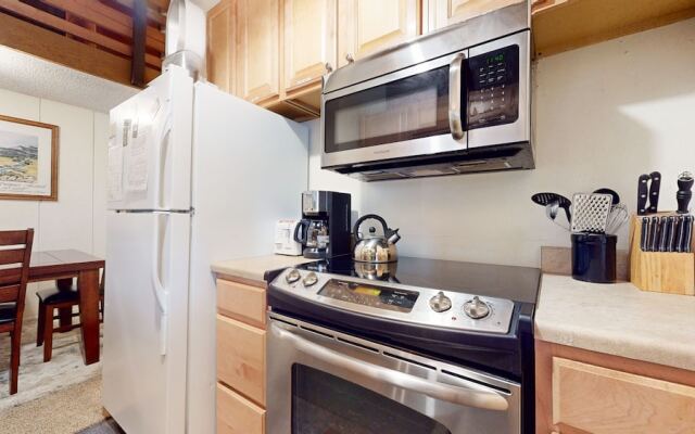 Sierra Manors 75 Cozy and Comfy Condo, On the Shuttle Route by Redawning