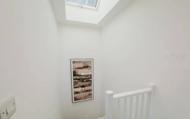 Luxury Seaside Home Parking Sleeps 8 by Adliv