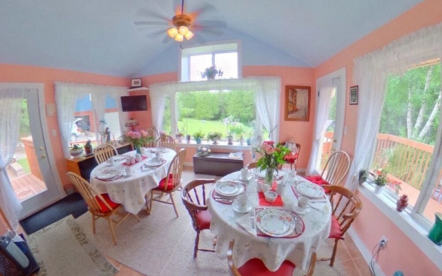 Forest Creek Bed & Breakfast and Retreat