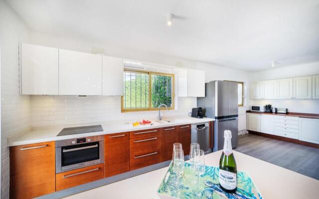 Villa Mimosa sleeps 8 with Guest house.
