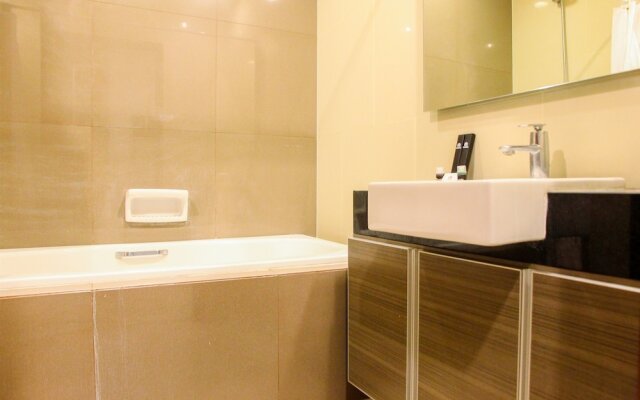 Deluxe and Modern Studio M Gold Tower Apartment