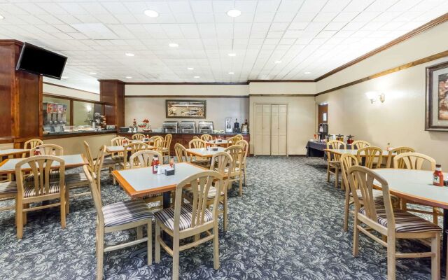 Clarion Hotel & Conference Center Lansing West