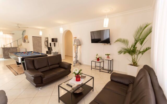 Private 6 Bedroom Villa Great for Parties