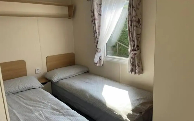 Caravan - Sleeps 6 & Parking