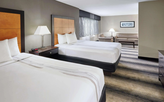 La Quinta Inn & Suites by Wyndham Chicago - Lake Shore