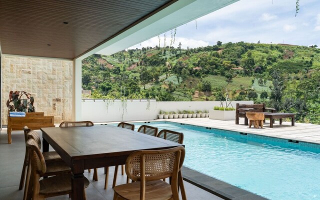 JadenHill CityView 8BR Villa Heated Pool+Movieroom