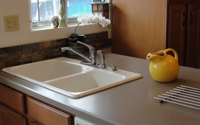 Quiet 2 Bdrm-Gourmet Kitchen-Comfy King