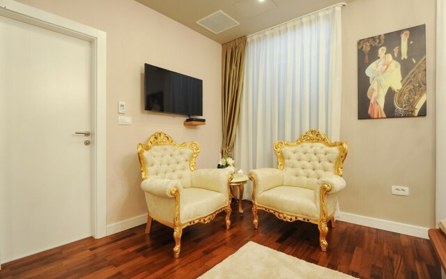 Silver & Gold Luxury Rooms