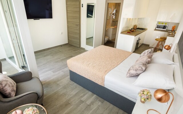 Rose Gold Rooms & Studio With Balcony