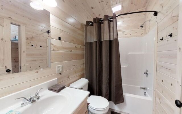 Foxes' Den Cabin with Private Hot Tub and Arcade Game by RedAwning