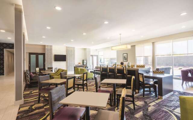 La Quinta Inn & Suites by Wyndham Memphis Downtown