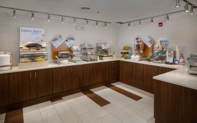 Holiday Inn Express & Suites Lawrence by IHG