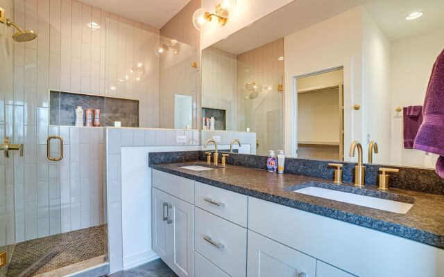 Sleek + Modern Nashville Home: Walk to Marathon!