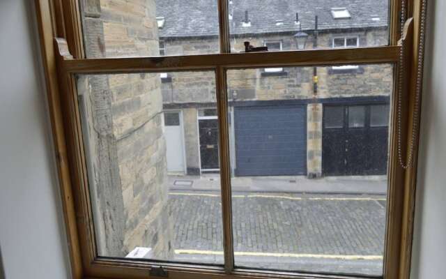 2 Bedroom Edinburgh Flat on Quiet Cobbled Street