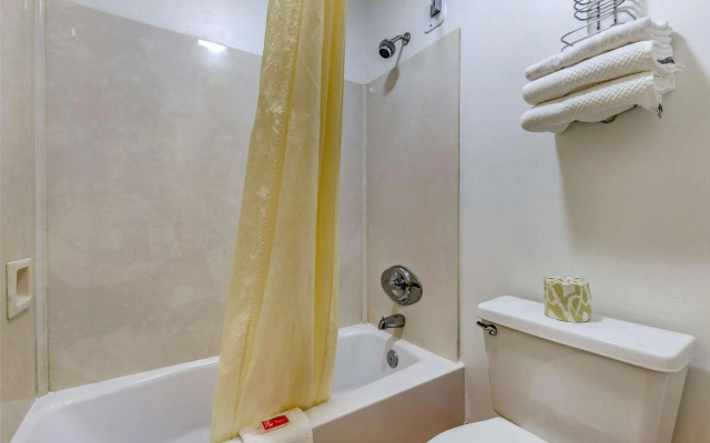Econo Lodge Inn & Suites