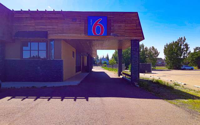 Motel 6 Brooks, AB