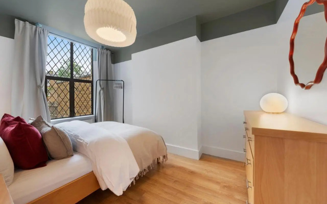Peaceful Crouch Hill Flat by MoreThanStays