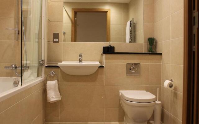 Stylish 3 Bed 2 Bath Apartment Hyde Park