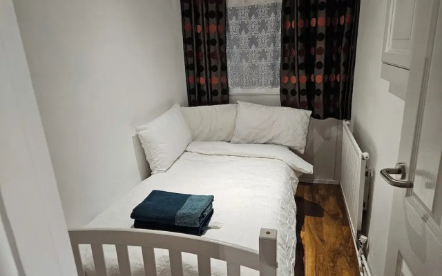 Mitcham Junction - 2 Bed Apartment - Sleeps 6
