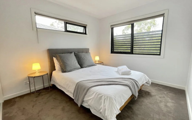 StayAU Modern 4BR Townhouse Bayswater