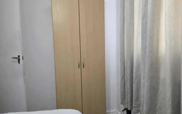 Milton Keynes - Sleeps 6 - Free Parking