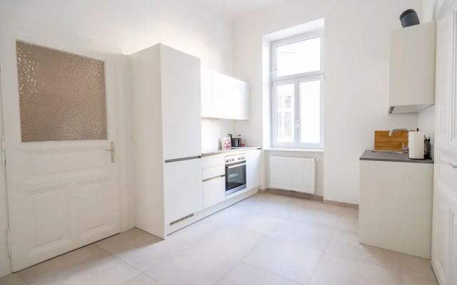 Rochus Stylish Stays