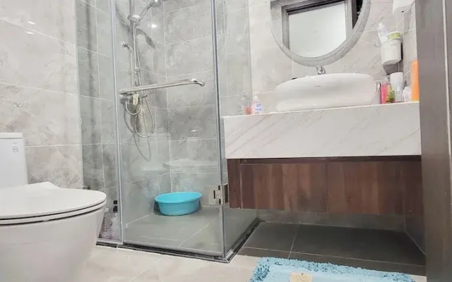 Modern Condo steps from Vincom Plaza