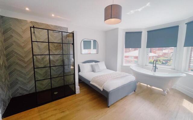 Stunning 8-bed House With Sea & Beach Views