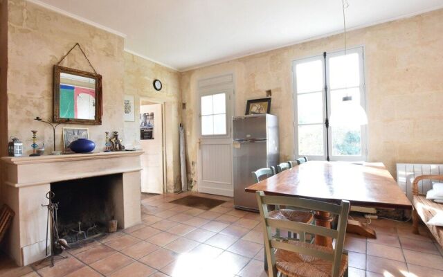 Modern Mansion in Machemont with Private Garden