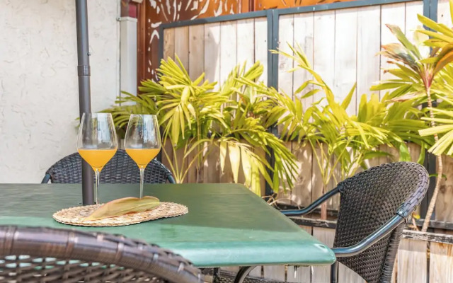 Luana Waikiki by Tropical Escapes Realty