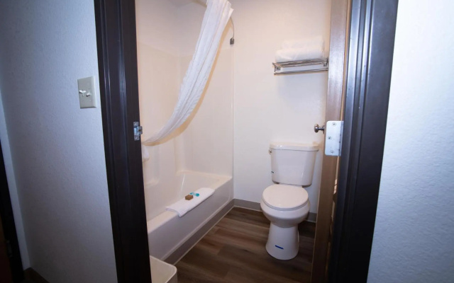 Alliance Hotel & Suites, a Howard Johnson by Wyndham