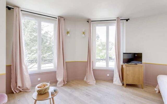 Beautiful Pink Studio For 2 in Heart of Vanves