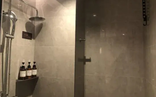 Qionghai Changlong Hotel (Yinhai Zaliang Street)