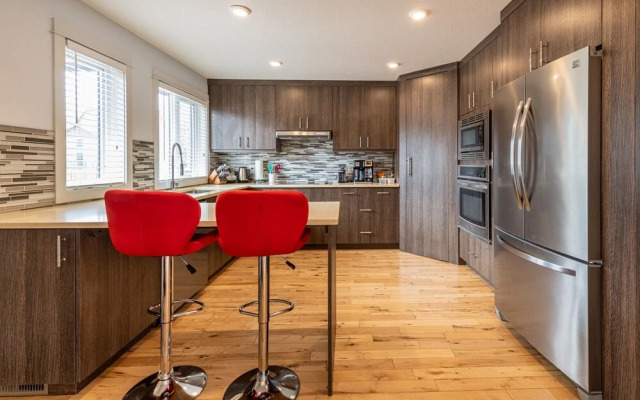 P1 - Private Hot Tub - 3 Bedroom Home - Mountain View