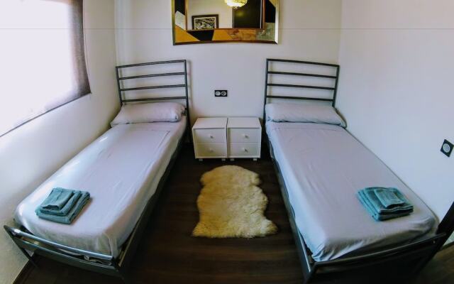 Bonito Chalet con Piscina Cerca del Mar