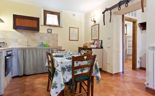 Quaint Holiday Home in Siena with Hot Tub