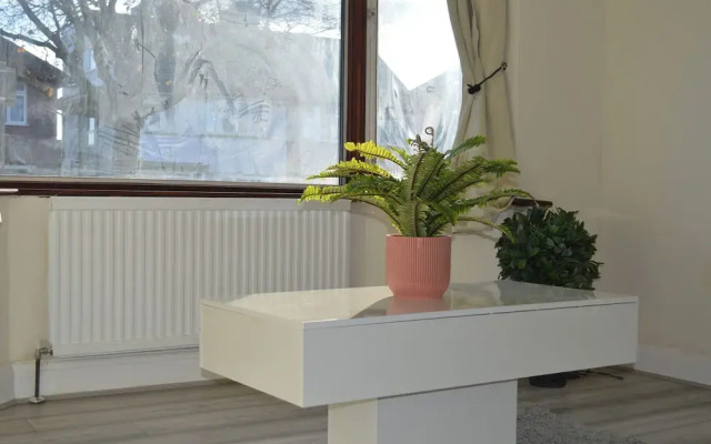 Colindale/sleeps7/privategarden/3br/freeparking/